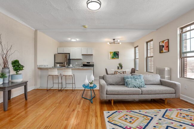 Building Photo - 14841 Kercheval St