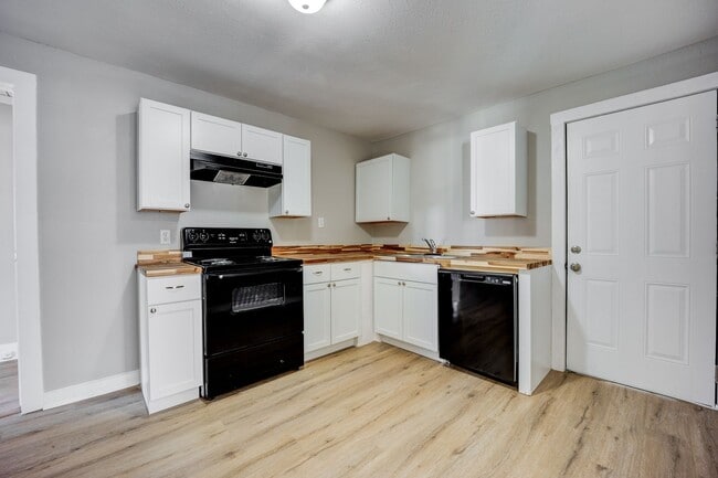 Building Photo - Freshly Updated House