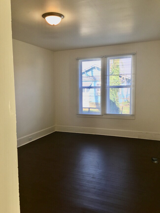 Building Photo - 1110 Grace Unit A