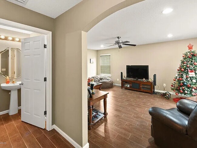 Foto del edificio - 664 Sunny Stroll Dr