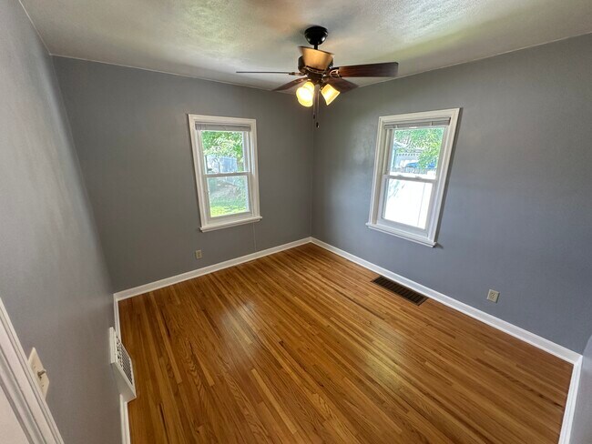 Dormitorio 2 - 104 Everett St N