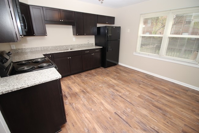 Building Photo - 1327 W 41st St