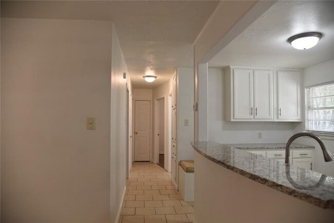 Building Photo - 3 Bedroom, 1 bath in Decatur TX