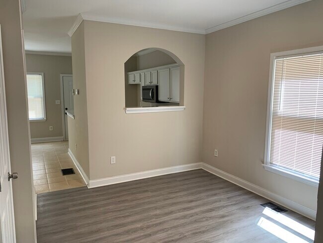 Photo - 668 Smith St SW House