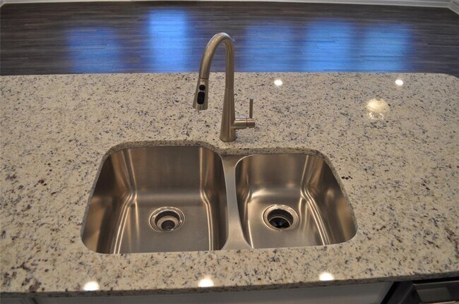 Foto del edificio - 1365 Elderwood Way