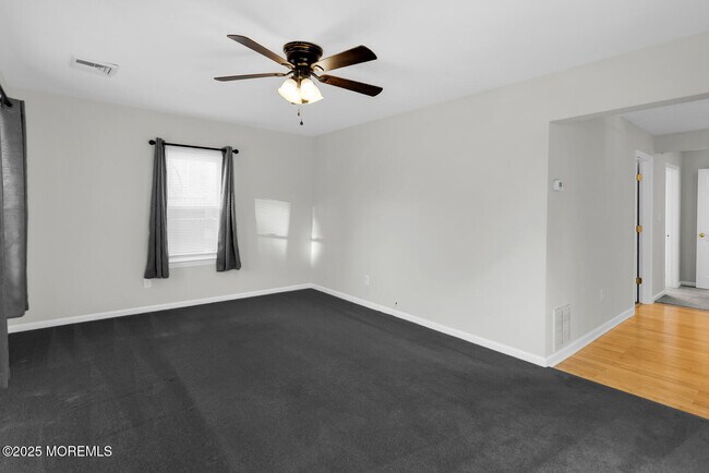 Foto del edificio - 663 Monmouth Ave