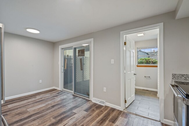 Foto del edificio - Completely Renovated 2 Bedroom, 1 Bathroom...