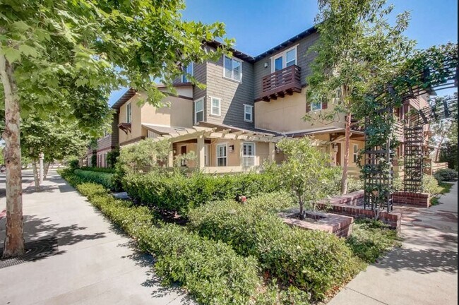 Building Photo - 413 S Glendora Ave