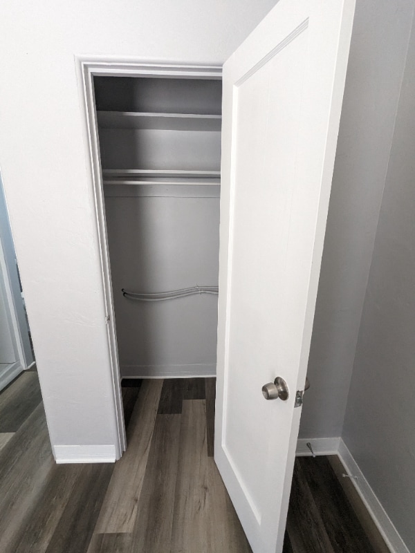 Building Photo - 2021 E Louise Ave