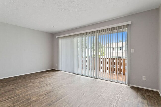 Building Photo - MOVE IN SPECIAL 1ST MONTH RENT FREE!! 2 be...