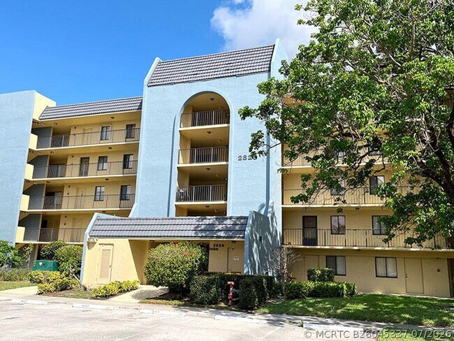 Foto del edificio - 2828 Tennis Club Dr