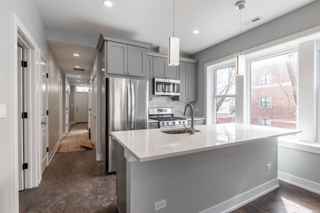 Building Photo - 3136 N Oakley Ave