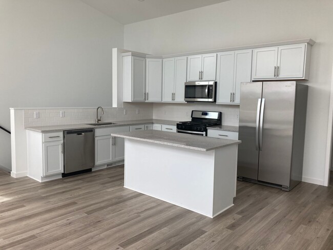Foto del edificio - Beautiful 2 Bedroom 2 Bath with Heated Gar...