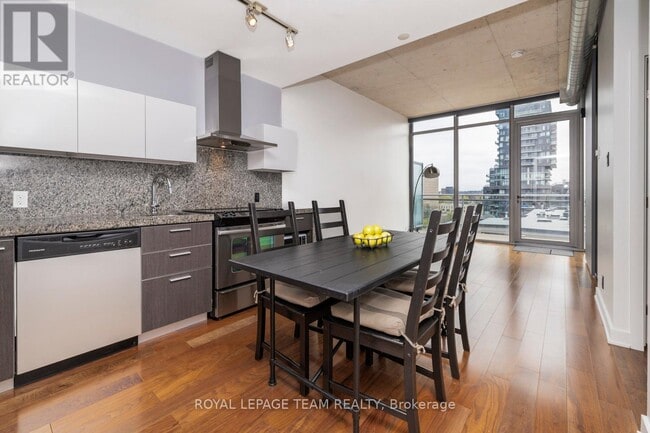 Building Photo - 360-360 McLeod St