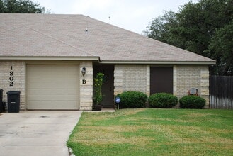 Building Photo - 1802 Yuron