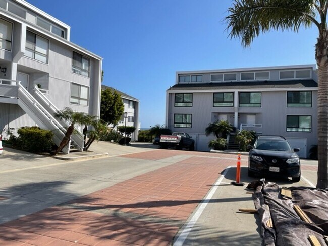 Building Photo - Completely Remodeled 2 Level Condo in Newp...