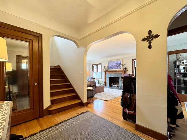 Building Photo - Admiral District~West Seattle Home