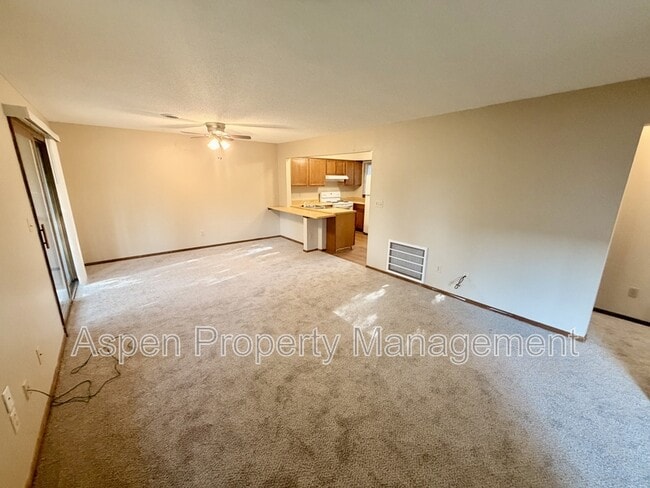 Building Photo - 740 Westwinds Dr