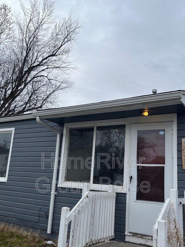 Building Photo - 3837 Pershing Dr
