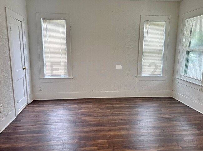Building Photo - 2/1 in Established S. Dallas Neighborhood For Rent!