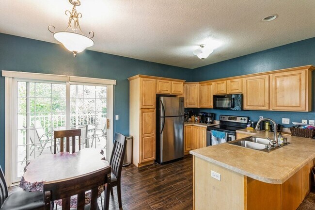 Foto del edificio - CORNER UNIT!! 3 Bedroom, 2.5 Bathroom Townhome in Ankeny