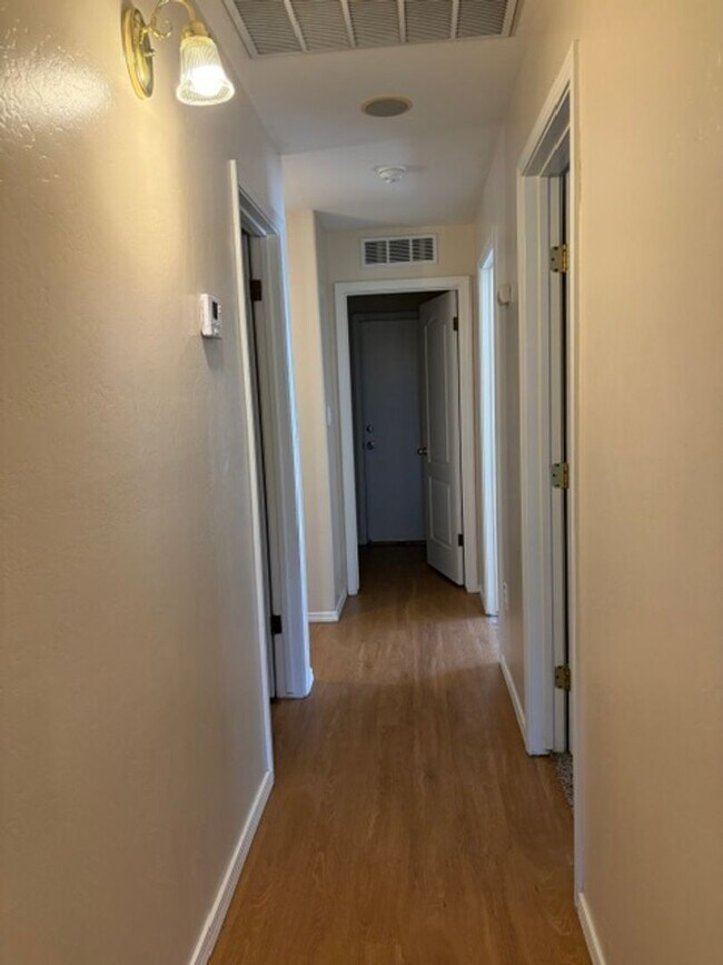 Foto del edificio - 8807 Rollingbay Dr