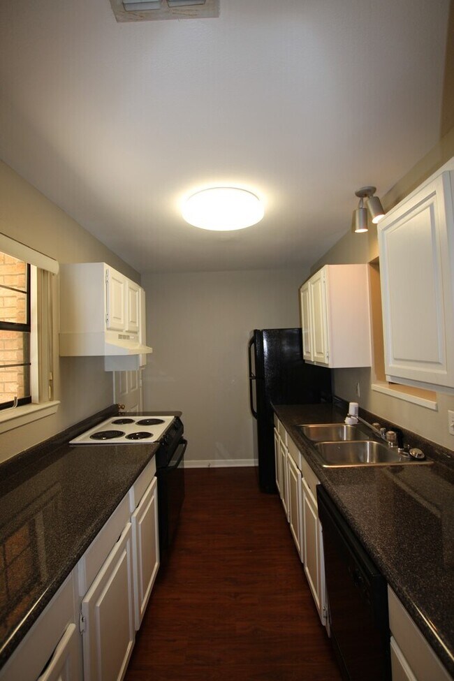 Foto del edificio - Available now! Stunning 3 Bedroom, 2 Bathr...