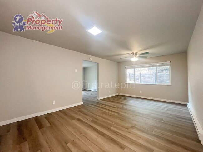 Foto del edificio - 1030 E Floral Ln