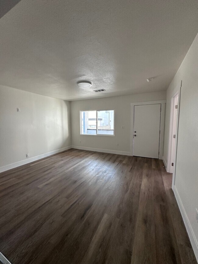 Building Photo - 1236 N Mariposa Ave