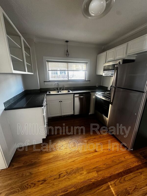 Foto del edificio - 24 Utica Rd