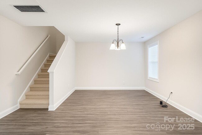 Building Photo - 3024 Seymour Dr