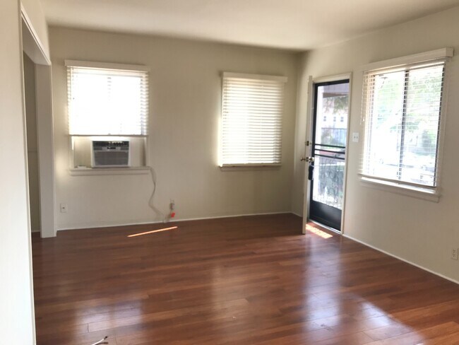 Foto del edificio - 1611 E Chevy Chase Dr