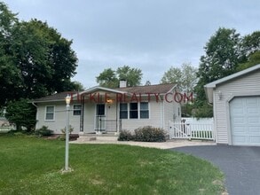 Building Photo - 5 Fairlawn Dr