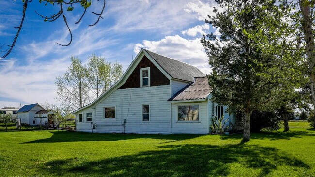 Building Photo - Beautiful 3 Bed 2 Bath on Large Property. ...