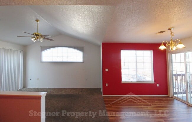 Building Photo - Wonderful Condo w/Garage