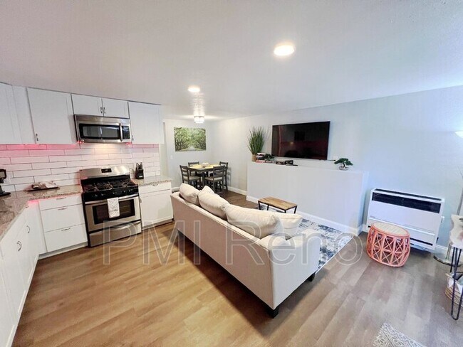 Building Photo - 810 G St