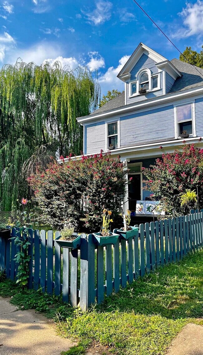 Foto del edificio - 857 Marshall Ave SW