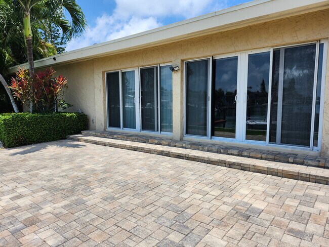 Building Photo - 345 Capri Blvd