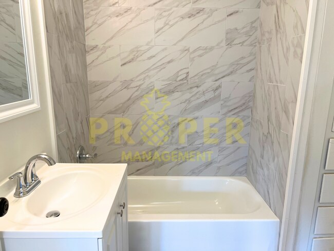 Building Photo - 2 bedrooms 1 bathroom completely updated h...