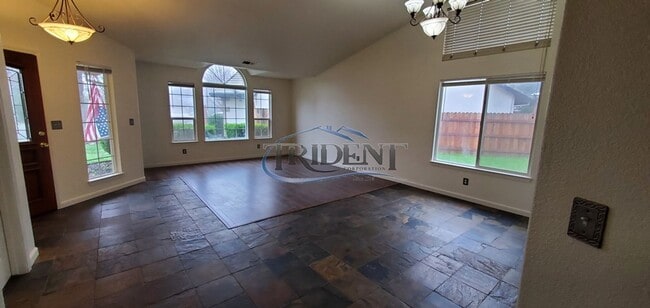 Building Photo - Beautiful Yuba City home on a large lot