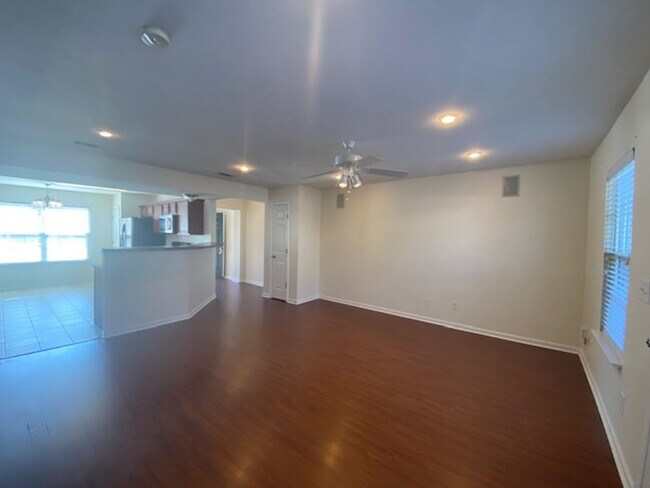Foto del edificio - End Unit Townhouse Now Available at Barnes...