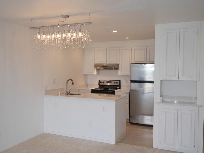 Building Photo - 527 Seaver Dr