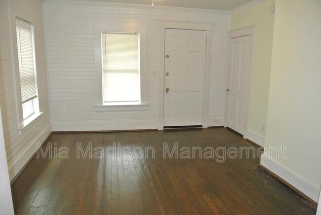 Building Photo - 762 E Waldburg St