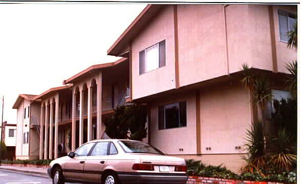 Building Photo - 488 Lincoln Cor
