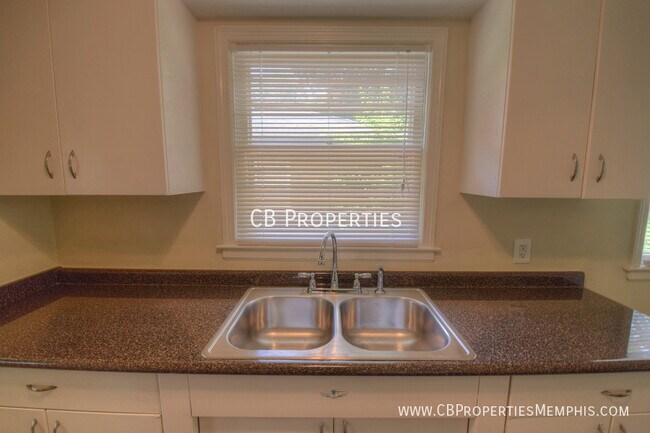 Building Photo - Check it out! Recently Renovated 2 bedroom...