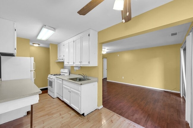 Building Photo - 6 Shrewsbury Green Dr