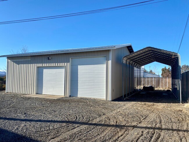 Building Photo - 3 Bedroom 2 Bathroom house in Crooked River Ranch with huge views and a shop!