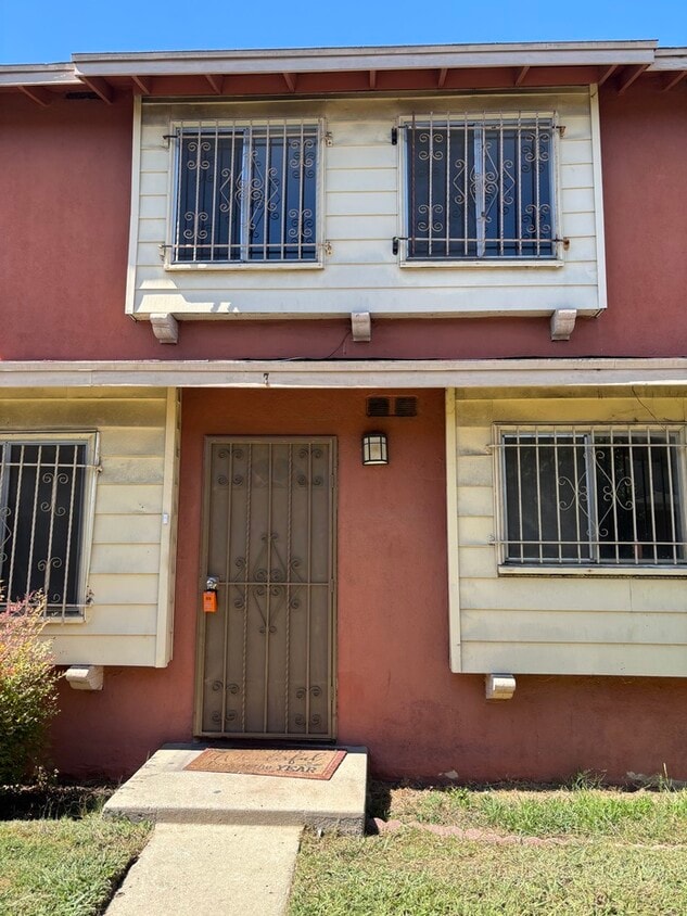 Primary Photo - Pet-Friendly Spacious 4-Bedroom Condo in G...