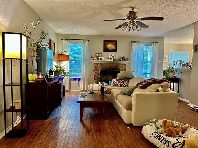 Foto del edificio - 1707 Timberwood Dr
