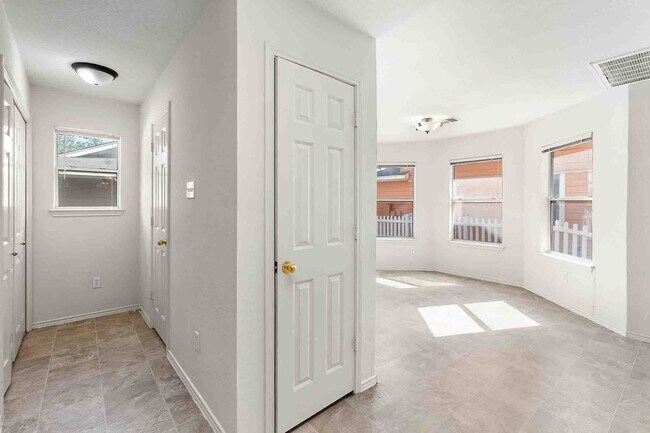 Foto del edificio - Plum Creek - 3 Bedroom / 2.5 Bathroom Home - 2 Car Garage - Fenced Backyard